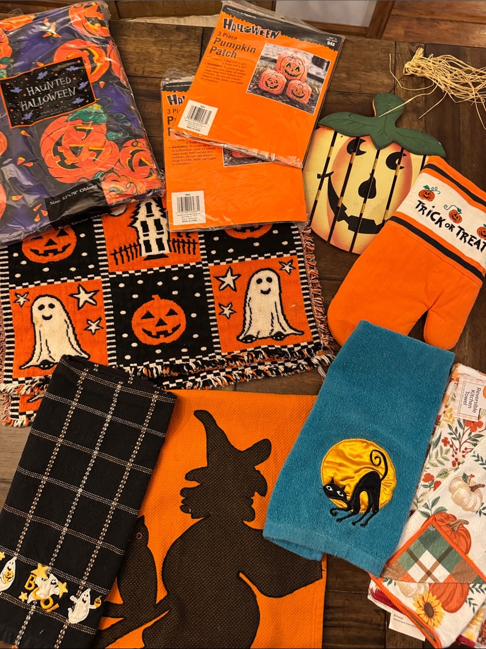 Halloween Decor Assortment - Lot
